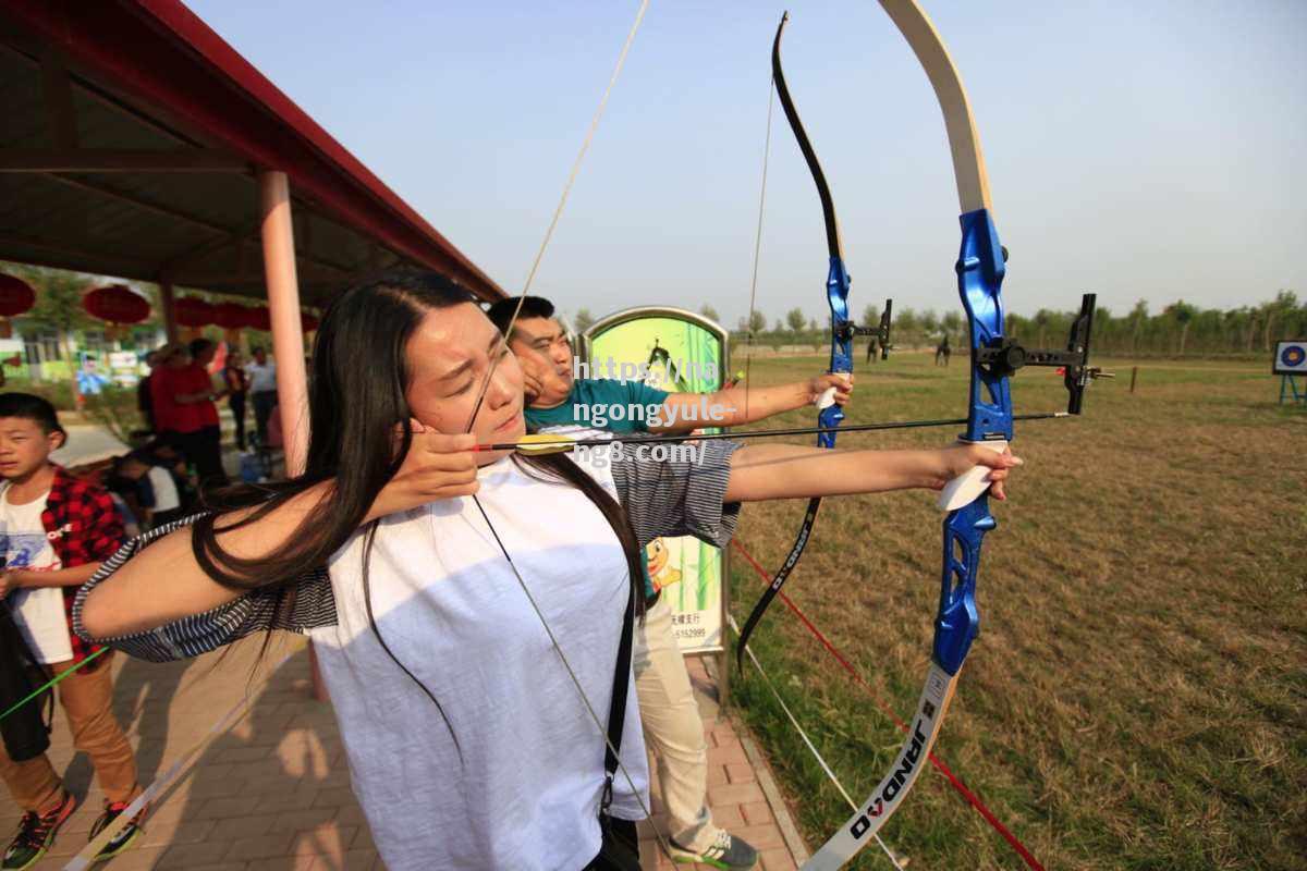 精彩纷呈！射箭比赛选手演绎完美